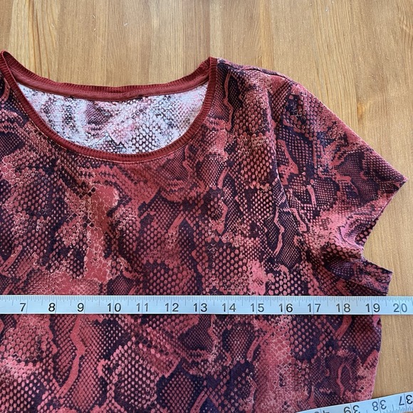 White House Black Market Women's T-Shirt Size L Red Snakeskin Print Pima Cotton - Picture 11 of 12